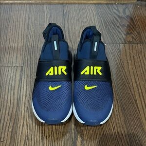Like New Nike Air Max extreme Navy athletic women’s shoes sz 7